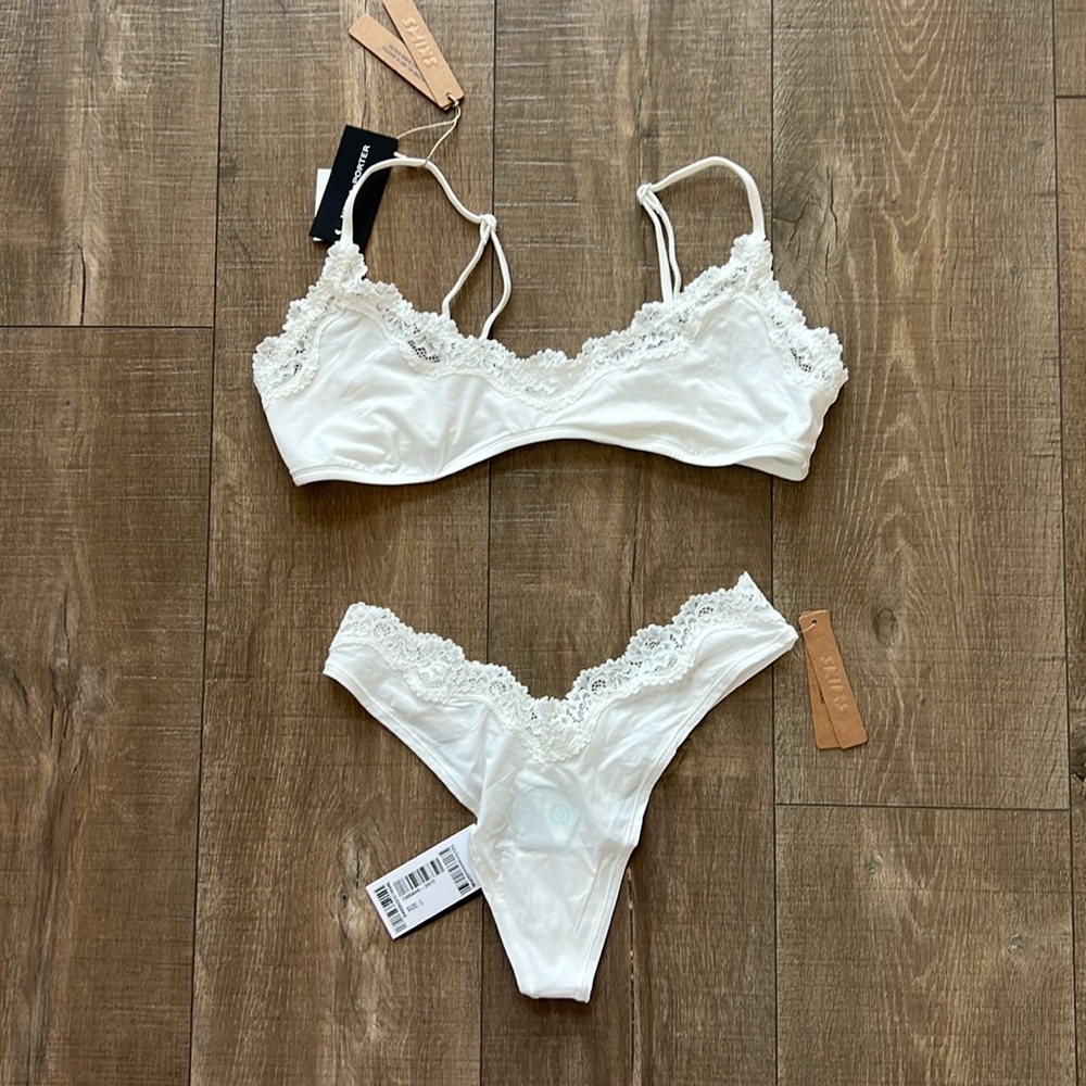 Skims fits everybody lace scoop neck bra and thong